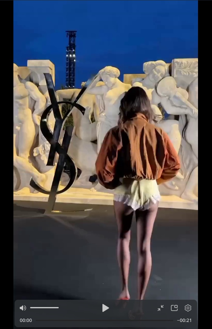 Хейли Бибер предложила носить шелковые кружевные пижамы на улице еще и осенью